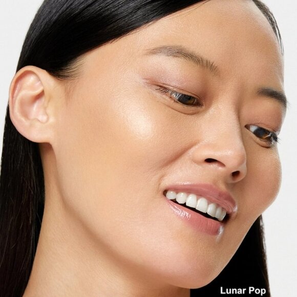 NEW Clinique Flower Lunar Pop Powder Highlighter - Picture 5 of 14